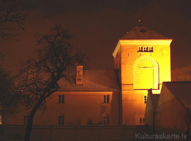 Livonijas ordeņa pils Ventspilī: skats naktī no dienvidpuses